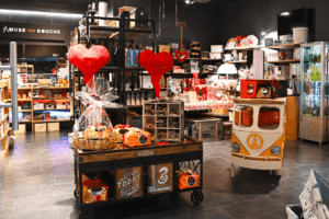 notre boutique cadeaux décorée pour la Saint Valentin
