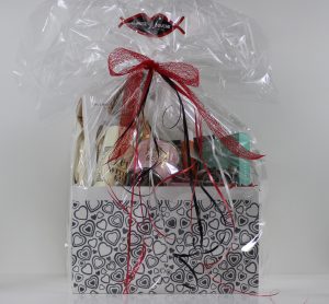 Composition de corbeille cadeau emballée