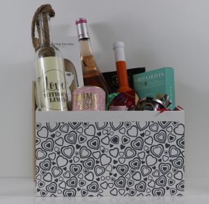 Composition de corbeille cadeau déballée