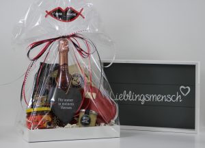 Composition de corbeille cadeau emballée