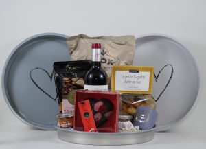 Composition de corbeille cadeau déballée