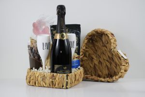 Composition de corbeille cadeau déballée