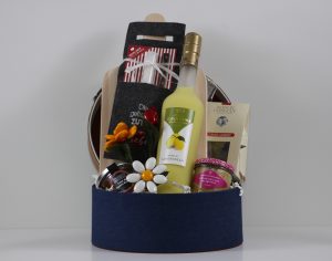 Composition de corbeille cadeau déballée