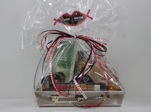 Composition de corbeille cadeau emballée