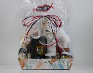 Composition de corbeille cadeau emballée