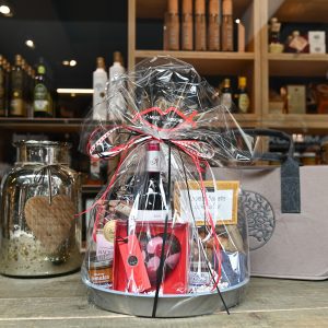 Corbeille Cadeau dans un plateau service en métal