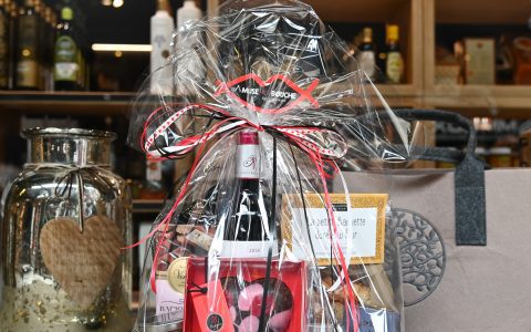 Corbeille Cadeau dans un plateau service en métal