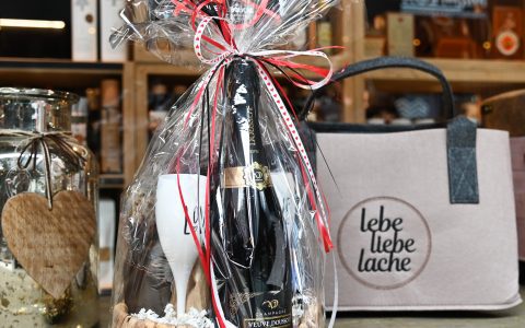 Corbeille avec un coeur en jacinthe d'eau