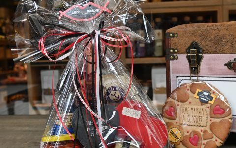 Corbeille Cadeau blanche avec des coeurs