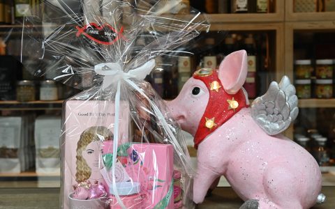Corbeille cadeau 100% rose avec un cochon aillé lumineux